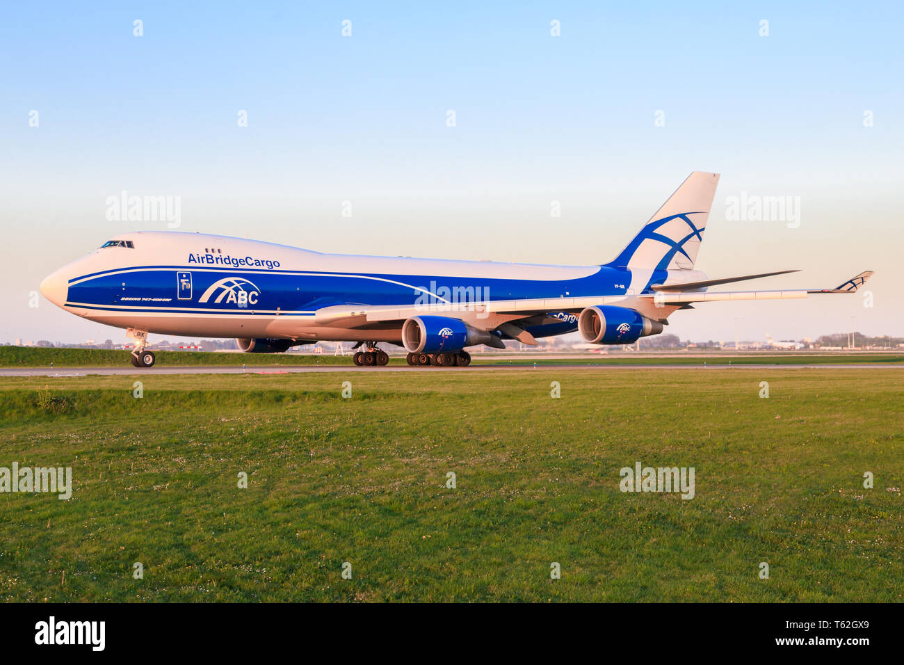 Amsterdam/Niederlande Mai 01, 2019: Boeing 747 von Airbridge auf dem Amsterdamer Flughafen Stockfoto
