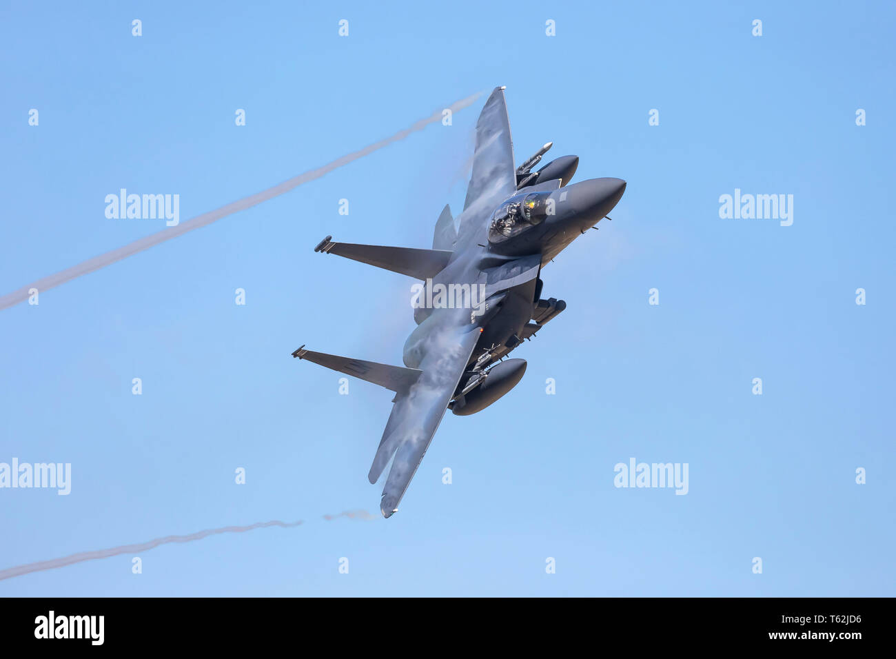 United States Air Force F-15 Kampfjet, isoliert in der Luft, auf einem Trainingsflug in Großbritannien von RAF Valley, Anglesey. Stockfoto