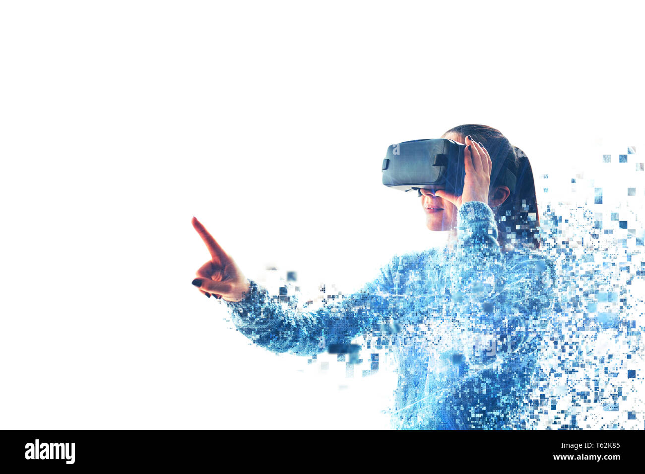 Die Frau mit der Brille der Virtuellen Realität. Zukunft Technik Konzept. Moderne bildgebende Technik. Durch Pixel zersplittert. VR-Brille. Stockfoto