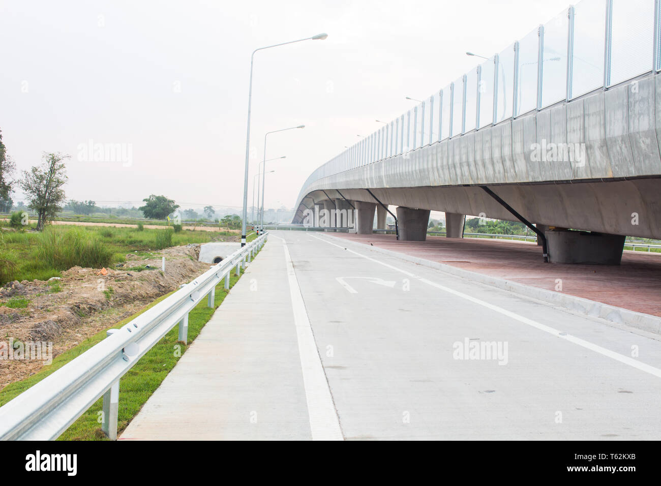 Die Straße und Brücke Projekt Neue straßenbau von der Autobahn Nr. 7, Laem Chabang, Thailand Stockfoto
