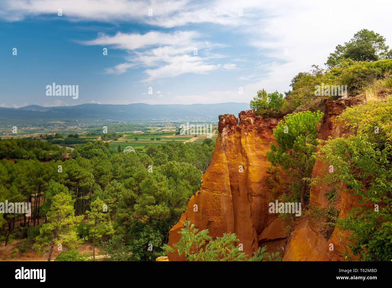 ROUSSILLON, Frankreich/August 17, 2016: Ein Blick auf die ockerfarbenen Klippen von Roussillon, geordnet als eines der schönsten Dörfer von Frankreich Stockfoto