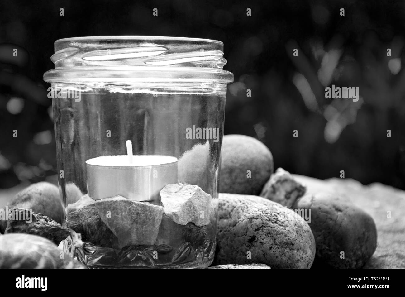 Schwarze und Weiße tee Kerze Glas Steine left Gräser Hintergrund   durch jziprian Stockfoto