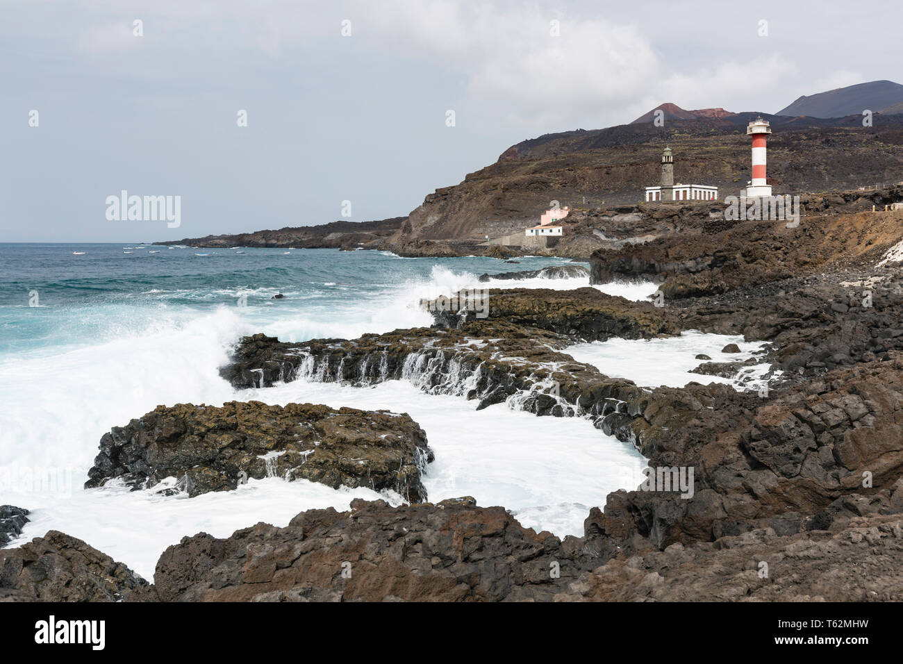 Die zwei Leuchttürme in Fuencaliente, La Palma, Spanien mit hohen Wellen auf die Felsen. Stockfoto