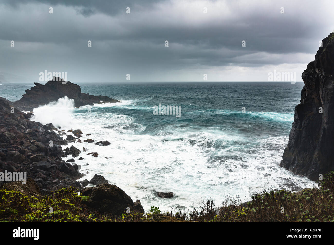 Sturm und Regen mit hohen Wellen schlagen die Felsen am Playa de Nogales Strand in La Palma, Spanien. Stockfoto