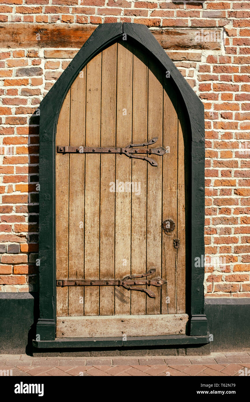 Alte Eiche gotische Tür mit dekorativen Metallscharniere UK Stockfoto