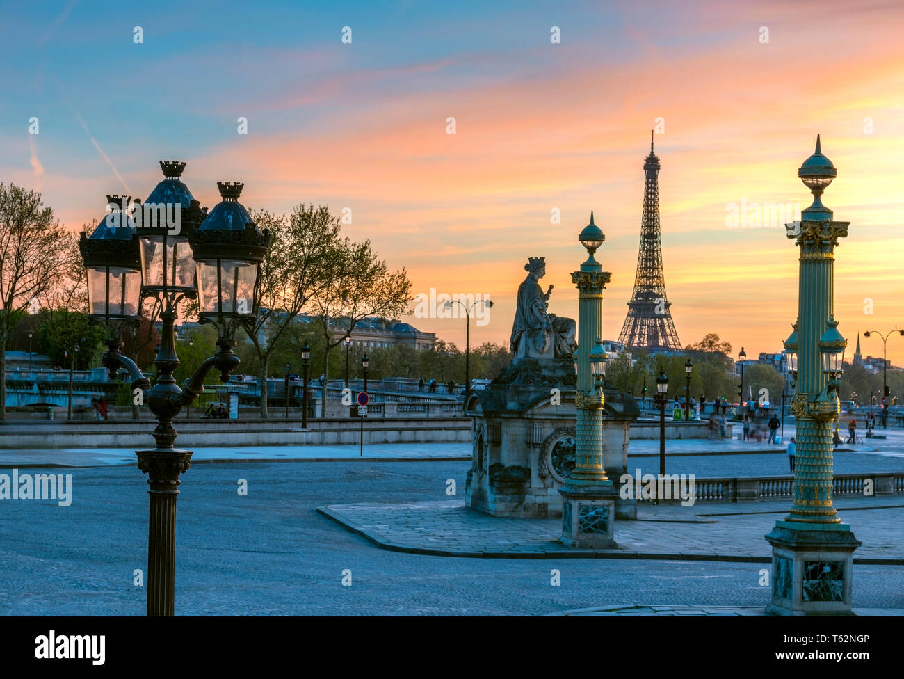 Abend, bunten Anzeigen in der Dämmerung des Place De La Concorde im Frühling in Paris, Frankreich. Stockfoto