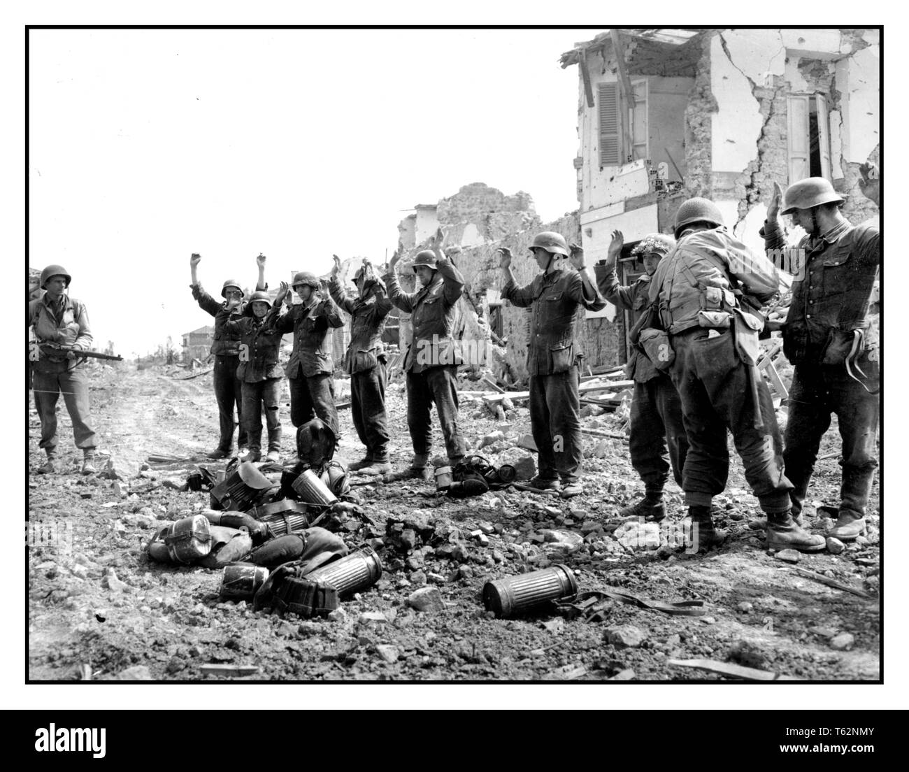 Propagandabild der gefangenen deutschen Truppen, die sich dem US-Militär bei Anzio Italien hingeben. Deutsche Truppen übergeben an amerikanische Truppen die Schlacht von Anzio war eine Schlacht der italienischen Kampagne des Zweiten Weltkriegs, die vom 22. Januar 1944 bis 5. Juni 1944 Zweiten Weltkrieg stattfand Stockfoto
