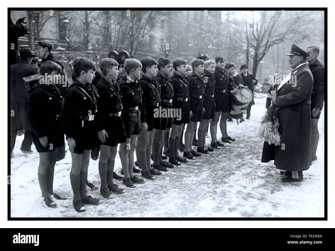 Hermann Goering nimmt eine Parade der Hitlerjugend "hitlerjugend" ständigen Aufmerksamkeit 1935 Berlin Deutschland. Die (damals) Premierminister General Hermann Göring feierte seinen 42. Geburtstag in Berlin. Die Hitlerjugend ehrenamtliche Division gratulierte dem Premierminister an seinem 42. Geburtstag. Der Ministerpräsident gab dann einen kurzen, aber herzlichen Dank an die Hitlerjugend. Die Veranstaltung wurde aufgezeichnet und für die NS-Propaganda gedreht. Stockfoto