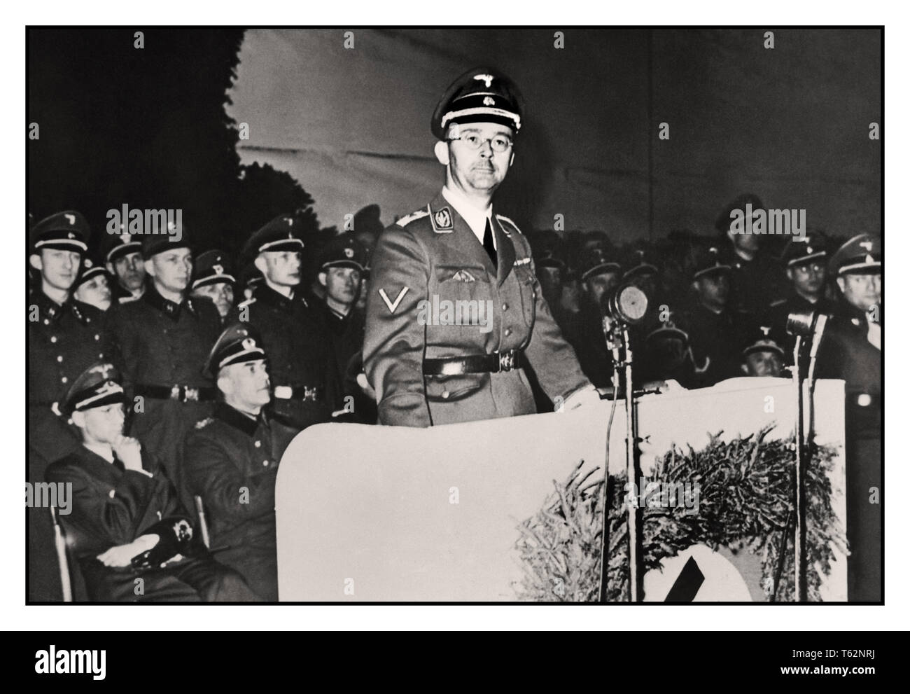 HIMMLER Nazi-Führer Leiter der Gestapo Heinrich Himmler spricht auf dem Podium Oslo Norwegen Stockfoto