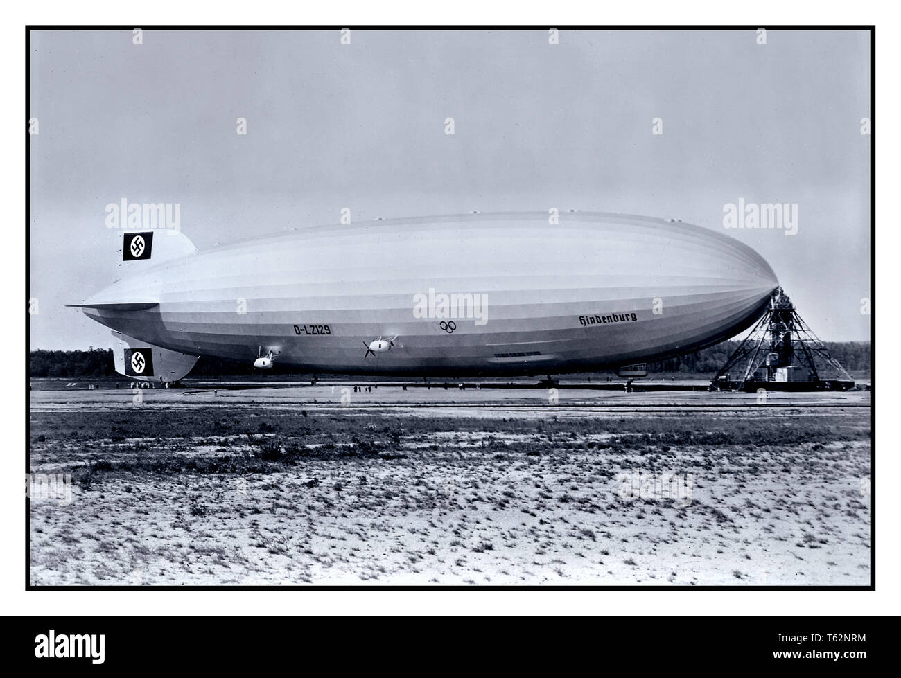 1930 Die NS-Propaganda Bild des LZ-129 Hindenburg mit Hakenkreuz Schwanzflosse, die berüchtigten Zeppelin, in Lakehurst Naval Air Station Amerika USA 1936. Stockfoto