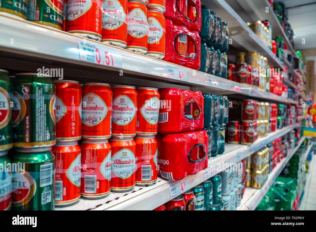 Valencia, Spanien - 27. April 2019: Bier bei Auchan Hypermarkt. Spanisch Alkohol Getränke. Bierdosen auf Regalen. Stockfoto