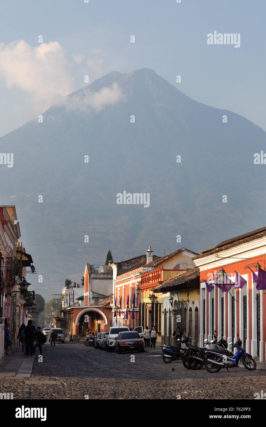 Antigua Guatemala und Mount Agua Vulkan (Volcan de Agua) überragt, Antigua, Guatemala Mittelamerika Stockfoto