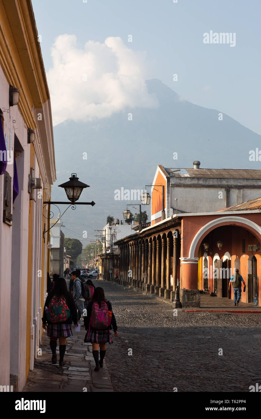 Antigua Guatemala - Kinder gehen am Morgen im Schatten der Aqua Vulkan, Guatemala, Mittelamerika zur Schule Stockfoto