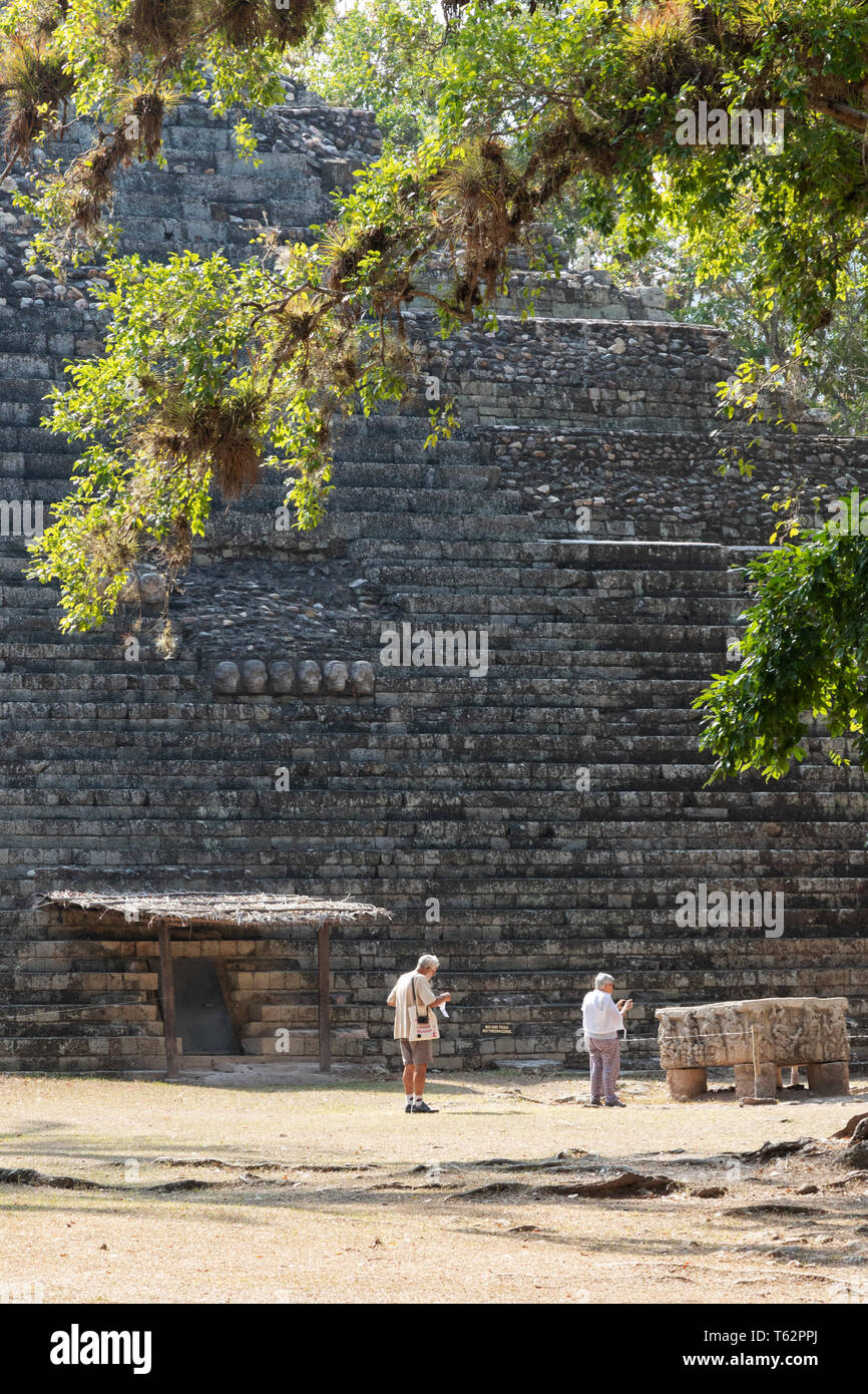 Honduras Touristen - touristische Paar an die Maya-ruinen UNESCO-Weltkulturerbe von Copan Honduras Mittelamerika Stockfoto