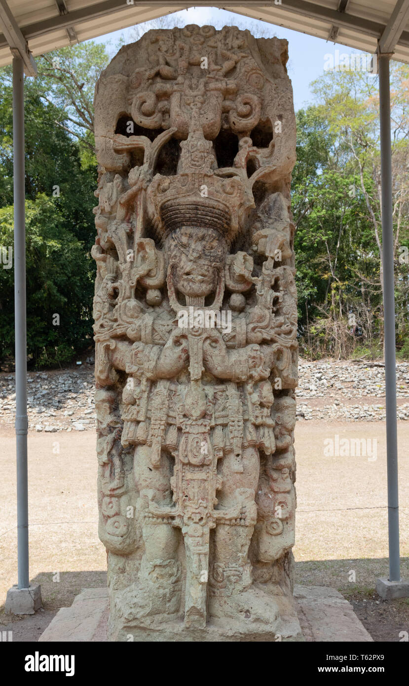 Stela B-geschnitzt Standing Stone in Copan alten Maya archäologische Stätte, Copan, Honduras, Mittelamerika, durch Lineal 18 Kaninchen im 8. Jahrhundert n. Chr. Stockfoto