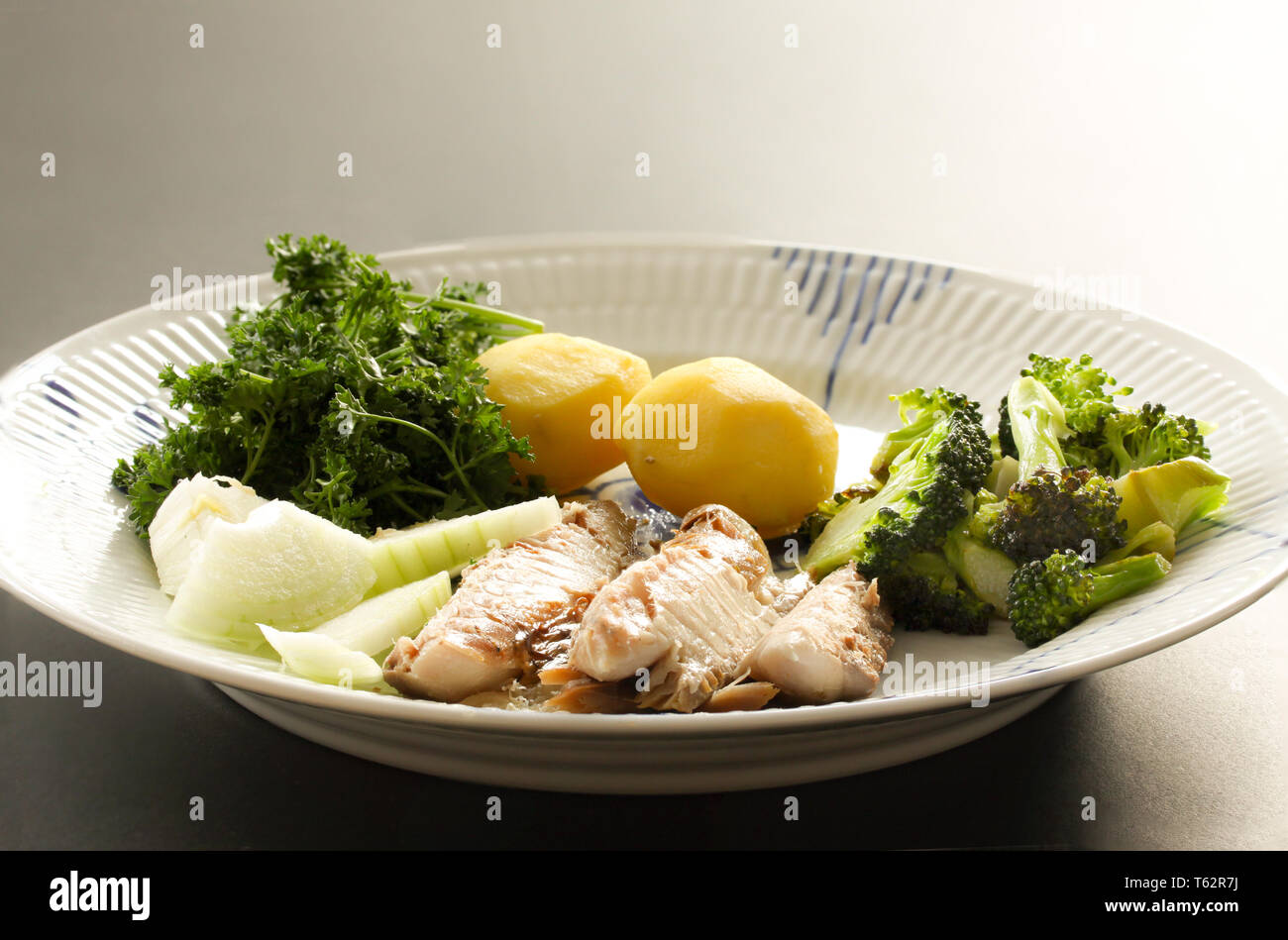 Makrele Fischgericht mit Kartoffeln, Broccoli, Zwiebeln und Vergehen. Fettige, ölige Fische ist eine ausgezeichnete und gesunde Quelle von DHA und EPA, die zwei Schlüssel t Stockfoto