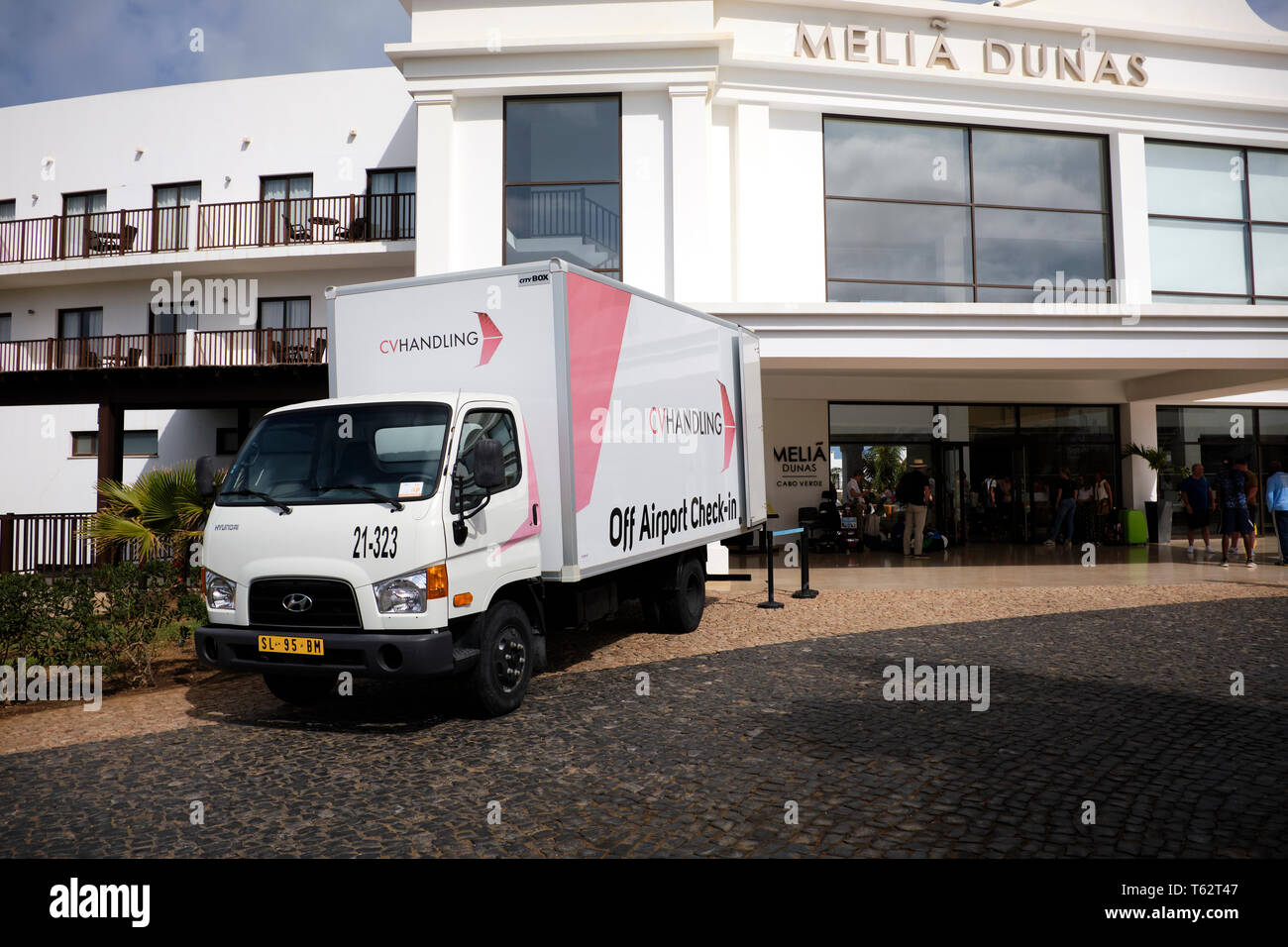 Sie Airport Check-In verklebt Lkw unter Touristische Koffer direkt vom Hotel zum Flughafen, Melia Dunas Hotel, Insel Sal, Kap Verde, Afrika Stockfoto