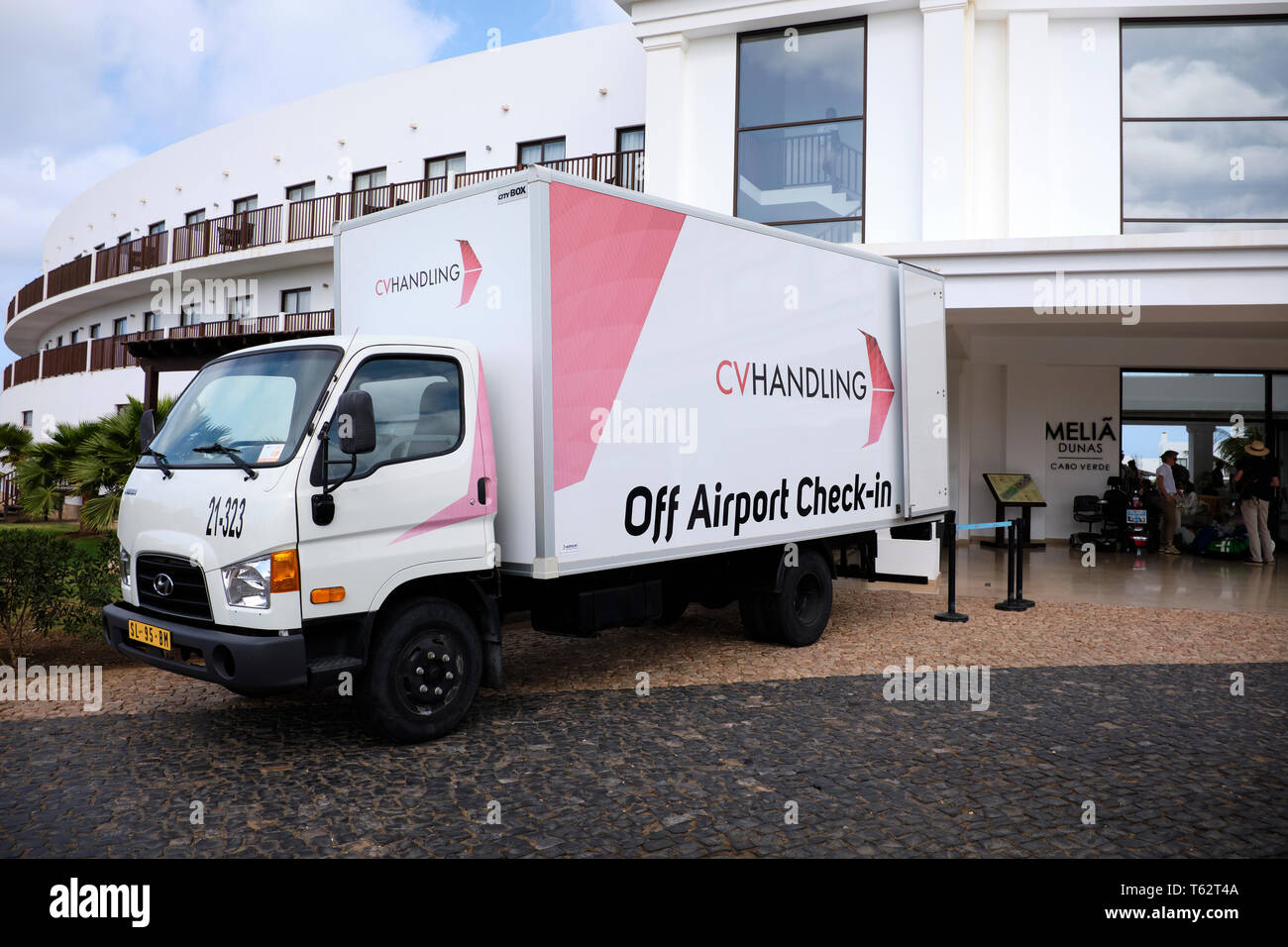 Sie Airport Check-In verklebt Lkw unter Touristische Koffer direkt vom Hotel zum Flughafen, Melia Dunas Hotel, Insel Sal, Kap Verde, Afrika Stockfoto
