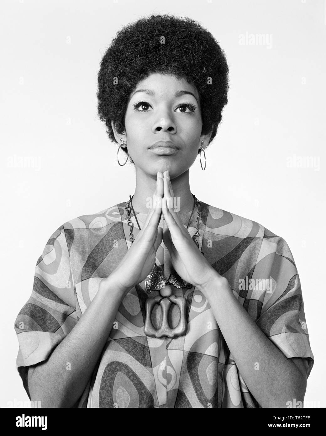 1960 Afrikanische Amerikanische Frau Afro Frisur Auf Kamera Die Arme Verschrankt Im Gebet Meditation Tragen Ohrringe