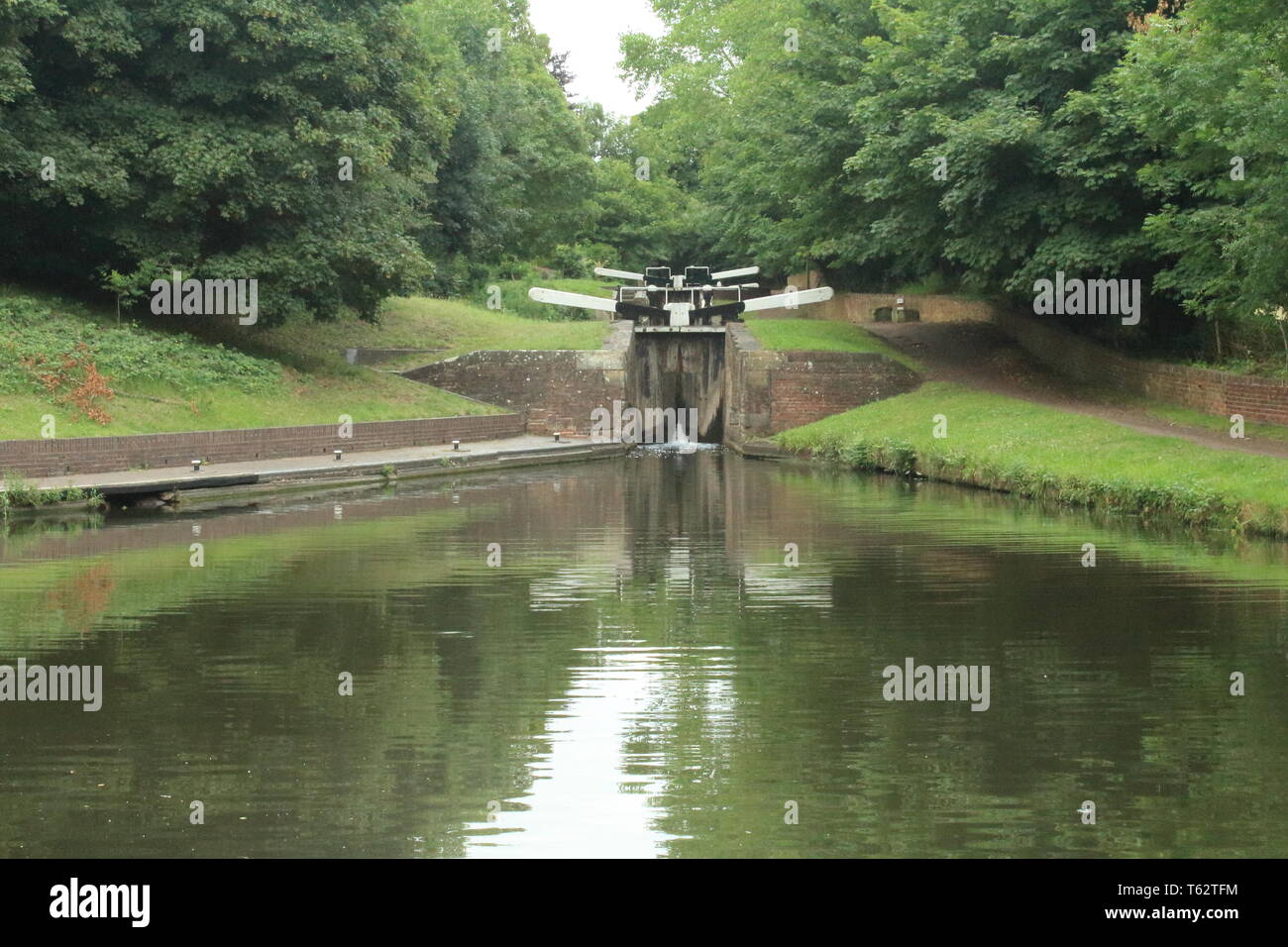 Ein Flug von Schleusen erstreckt sich den Hügel hinauf Der Kennet & Avon Kanal in Großbritannien mit dem Stilles Wasser gibt ein Gefühl von Frieden und Ruhe Stockfoto
