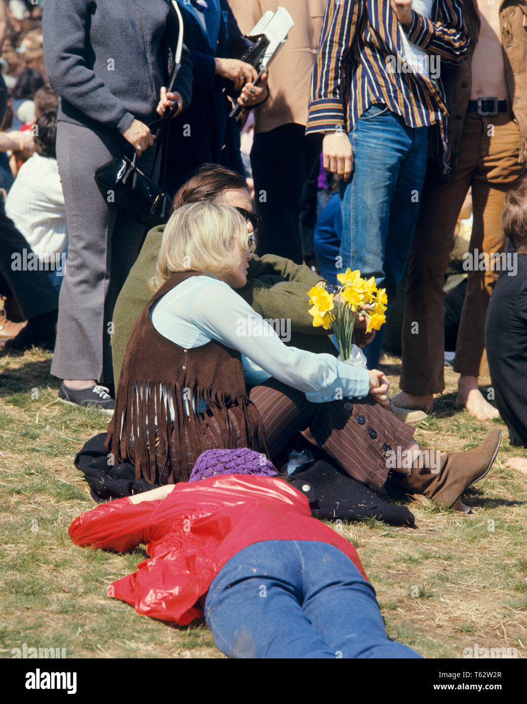 1960 BLONDE FRAU IN FRANSEN WESTE MIT gelben Narzissen inmitten einer MENSCHENMENGE FRIEDEN RALLY FAIRMONT PARK PHILADELPHIA 1969 PA USA-kc 4417 gehören HAR 001 HARS FEIER FRAUEN IM VEREINIGTEN STAATEN IN VOLLER LÄNGE DAMEN PERSONEN INSPIRATION VEREINIGTE STAATEN VON AMERIKA INTERESSIEREN GELASSENHEIT SPIRITUALITÄT WESTE STÄRKE STILE STRATEGIE AUSSEN PA LEISTUNGSSTARKE IN DER NARZISSEN DEMONSTRATION POLITIK VERBINDUNG KONZEPTIONELLER FAIRMONT PARK STILVOLLE UNTERSTÜTZUNG MOKASSINS anonyme Zusammenarbeit 1969 Moden gesäumten inmitten Miteinander junger Erwachsener FRAU KAUKASISCHEN ETHNIE GEGENKULTUR HAR 001 ALTMODISCH Stockfoto