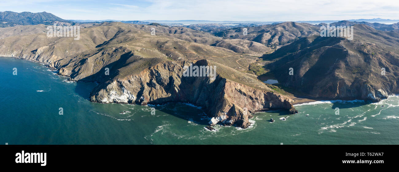 Von einer Antenne Perspektive ist das kalte Wasser des Pazifischen Ozeans Waschen gegen die felsigen Northern California Küstenlinie in Marin. Stockfoto