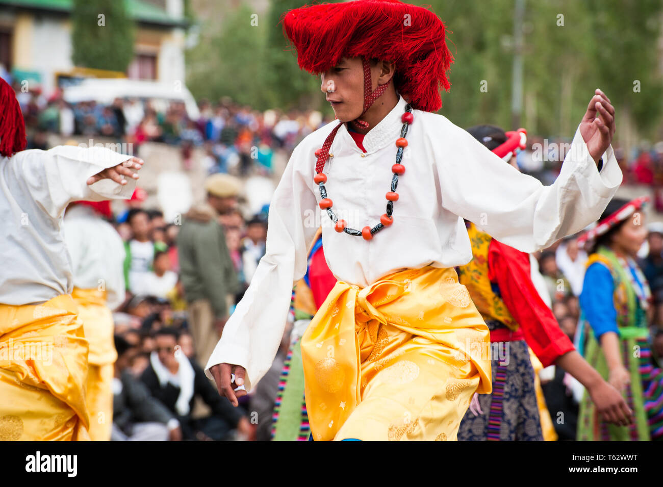 LEH, INDIEN - September 08, 2012: Junge Tänzer in der Traditionellen Tibetischen Kleidung durchführen Volkstanz. Jährliches Festival in Ladakh Erbe in Leh, Indien Stockfoto