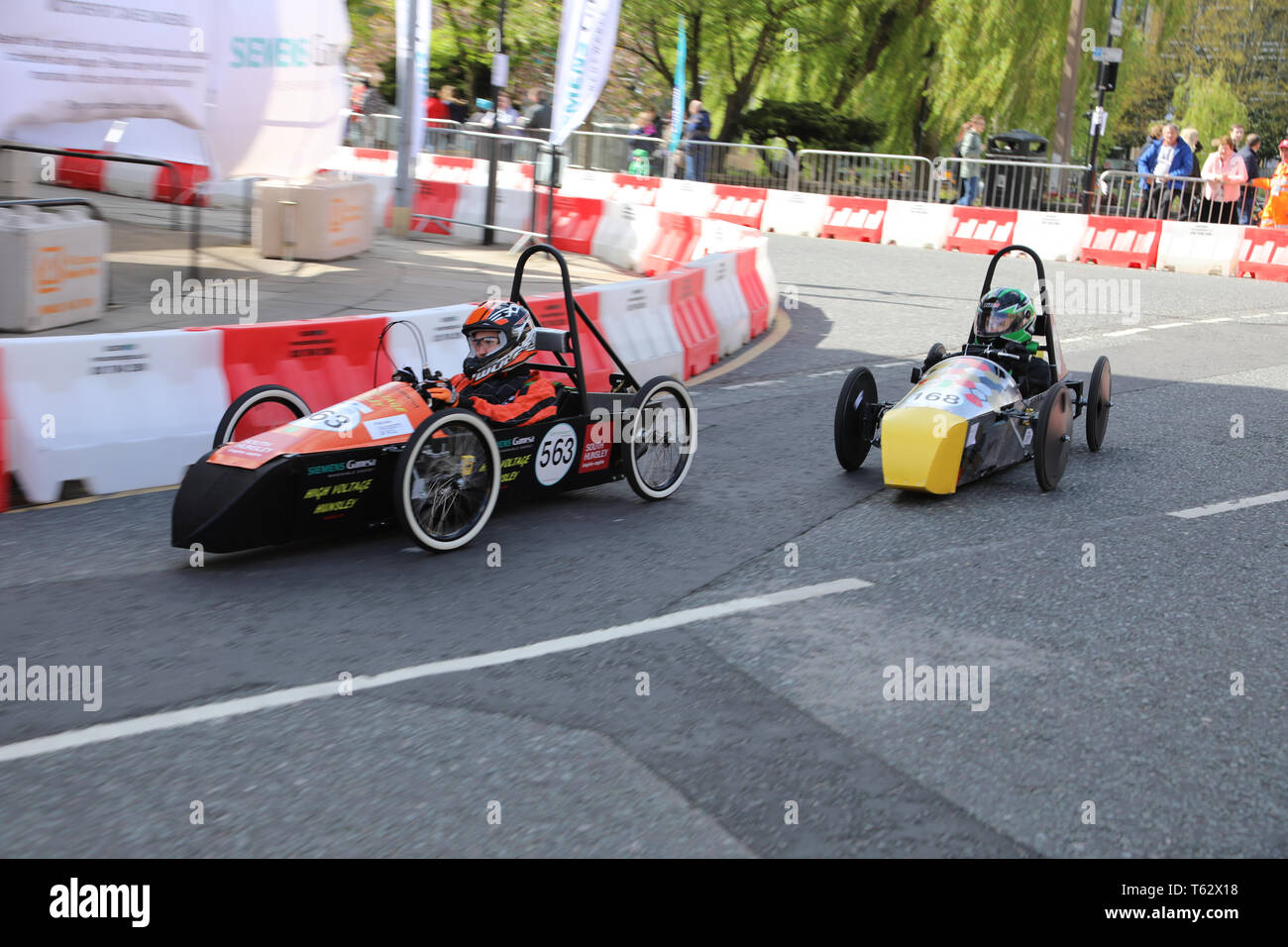 Greenpower Electric Car Racing zu Kingston upon Hull Straßen für die erste Straße Electric Car Rennen in Großbritannien am 28. April 2019 kommen Stockfoto