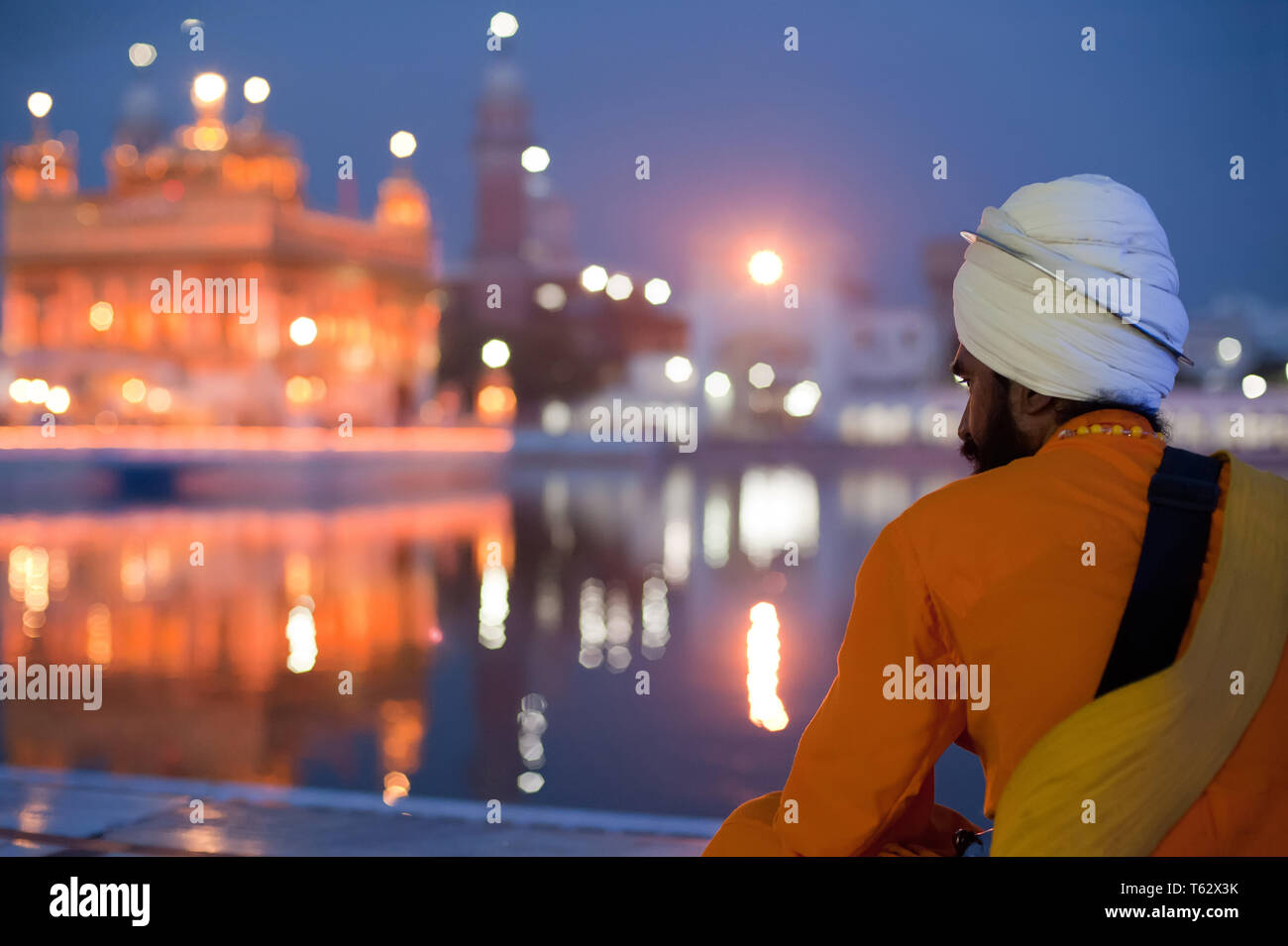 AMRITSAR, INDIEN - 25.August 2011: Sikh Krieger in der traditionellen Kleidung am Abend Golden Temple. Heilige Sikh Ort Harmandir Sahib (gurdwara Golden Stockfoto