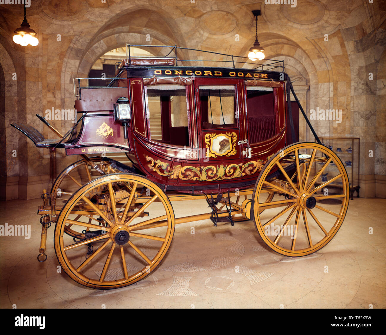 1980 s NEW HAMPSHIRE HISTORICAL SOCIETY rote und gelbe CONCORD COACH STAGECOACH WAGEN VERWENDET FÜR MAIL DELIVERY-KH2265 HAR 001 HARS 19. JAHRHUNDERT KONZEPTIONELLE STILL LIFE STAGECOACH STILVOLLE POSTKUTSCHEN CONCORD KONSTANTE STRASSEN GEEIGNET HAR 001 ICONIC New-hampshire NH ALTMODISCHE SUSPENSION Stockfoto