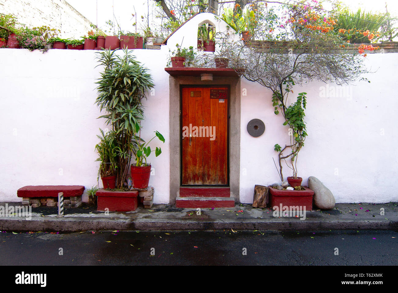 Mexiko City, Mexiko - 2019: Ein Haus in der coyoacan Bezirk zeigt die traditionelle Dekoration Stil der Gegend. Stockfoto