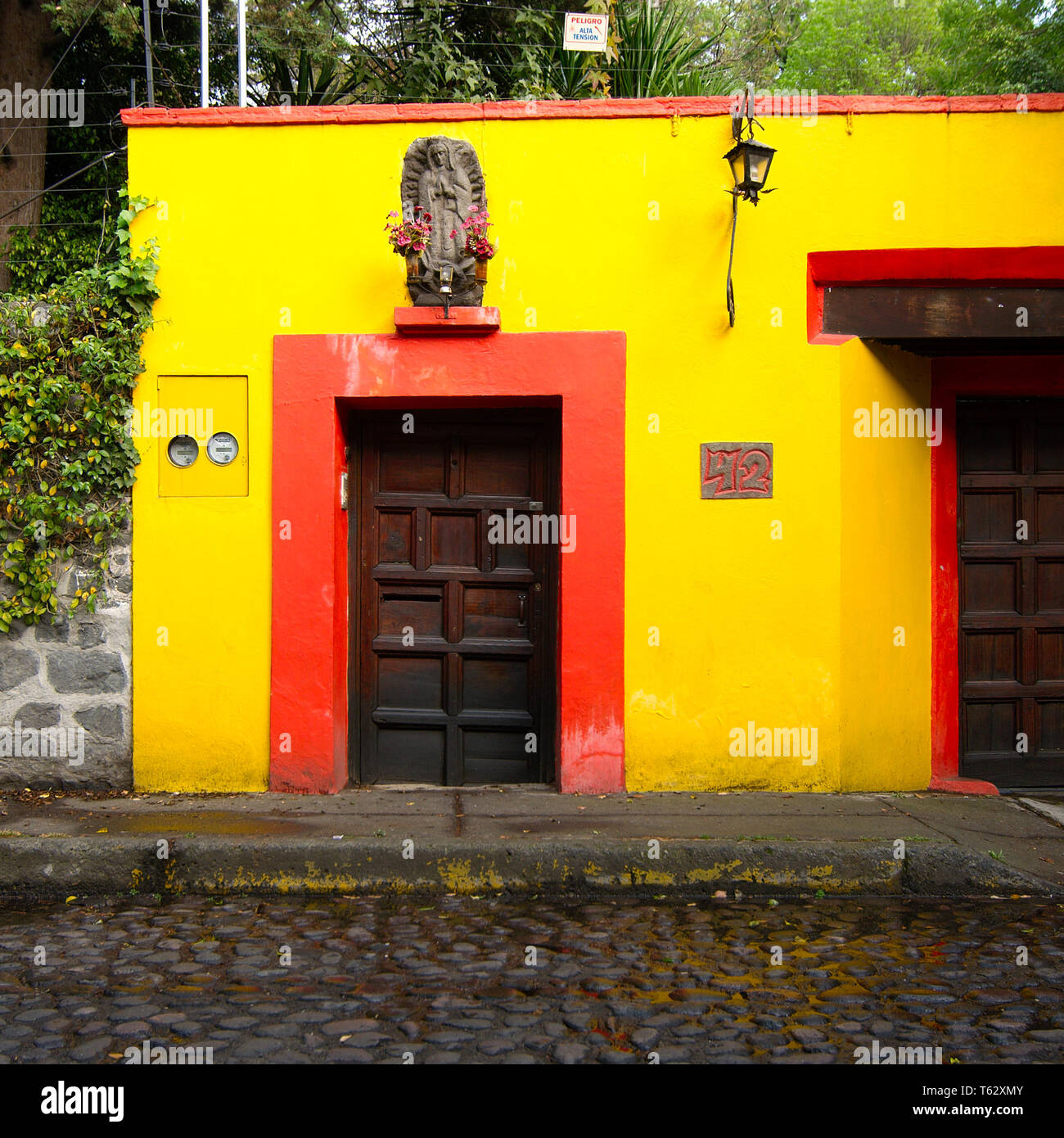 Mexiko City, Mexiko - 2019: Ein Haus in der coyoacan Bezirk zeigt die traditionelle Dekoration Stil der Gegend. Stockfoto