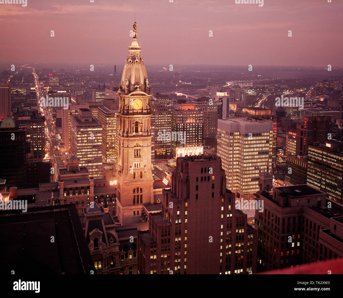 1960 NACHT SICHT PHILADELPHIA CITY HALL CLOCK TOWER, WENN KEINE ANDEREN GEBÄUDE WAREN GRÖSSER ALS BILLY PENN'S HUT - kp 1133 HAR 001 HARS STILVOLLE GEBÄUDE SECOND EMPIRE INFORMELLEN KALKSTEIN National Historic Landmark NÄCHTLICHE GRÖSSER brüderlicher Liebe CLOCK TOWER GRANIT HAR 001 ALTMODISCH WILLIAM PENN Stockfoto