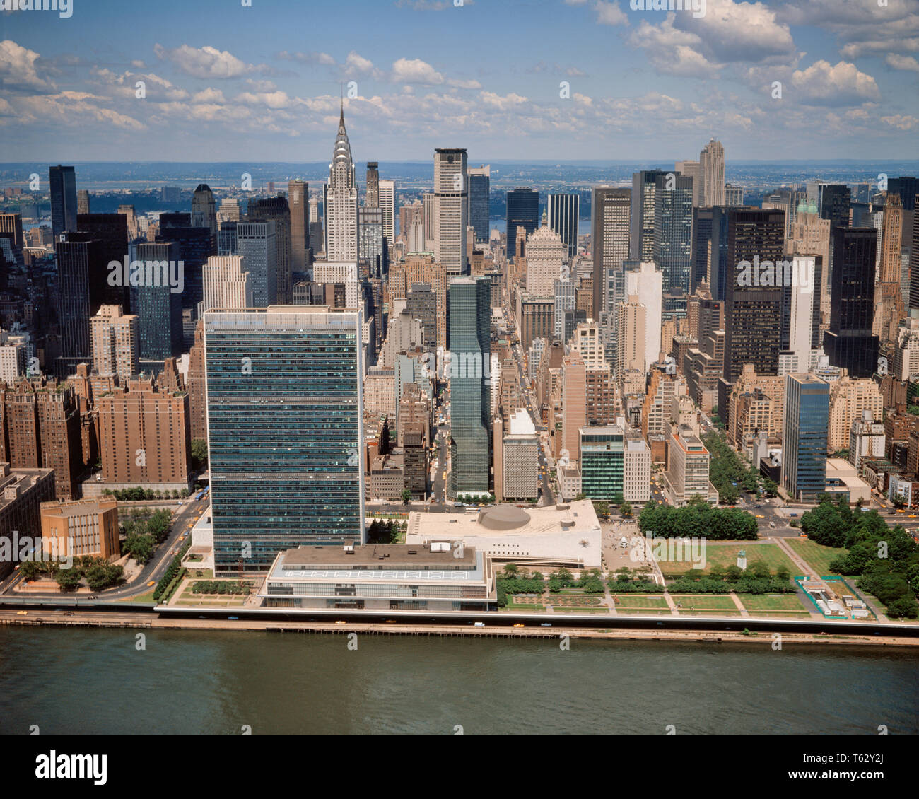 1970 s 1979 LUFTBILD MIDTOWN MANHATTAN SKYLINE VON EAST RIVER NACH WESTEN DER VEREINTEN NATIONEN UND CHRYSLER GEBÄUDE-kr 34418 KRU001 HARS INSPIRATION VEREINIGTE STAATEN VON AMERIKA GEBÄUDE NY NORDAMERIKA NORDAMERIKA WEITWINKEL NATIONEN TRÄUME MIDTOWN STÄDTISCHE ZENTRUM HOHEN WINKEL ABENTEUER EIGENSCHAFT STÄRKE UND CHRYSLER AUFREGUNG AUSSEN LEISTUNGSSTARKE GOTHAM NORDOSTEN REISE USA GELEGENHEIT NYC POLITIK IMMOBILIEN KONZEPTIONELLE OSTKÜSTE NEW YORK STRUKTUREN STÄDTE STILVOLLE GEBÄUDE IN NEW YORK CITY KREATIVITÄT RESORTS LUFTBILD ART DÉCO-BIG APPLE EAST RIVER ALTMODISCHE UN Stockfoto