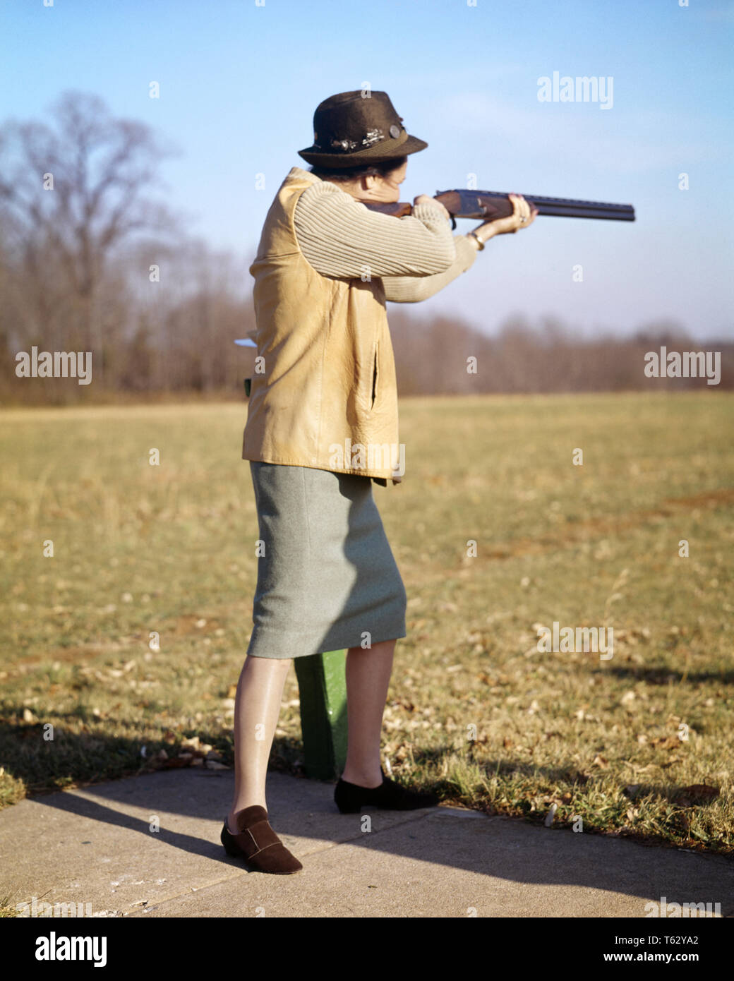 1960 s FRAU TRAP SHOOTER ÜBER FÜR TON VOGELZIEL-ks 4227 HAR 001 HARS STÄRKE INTERESSE AUFREGUNG HOBBYS WISSEN FREIZEIT TRAP ZEITVERTREIB VERGNÜGEN ZU KONZEPTIONELLEN STILVOLLE SHOOTER FEUERWAFFE FEUERWAFFEN MITTE NACH MITTE DER ERWACHSENEN FRAU ENTSPANNUNG AMATEUR KAUKASISCHEN ETHNIE GENUSS HAR 001 ALTMODISCH Stockfoto