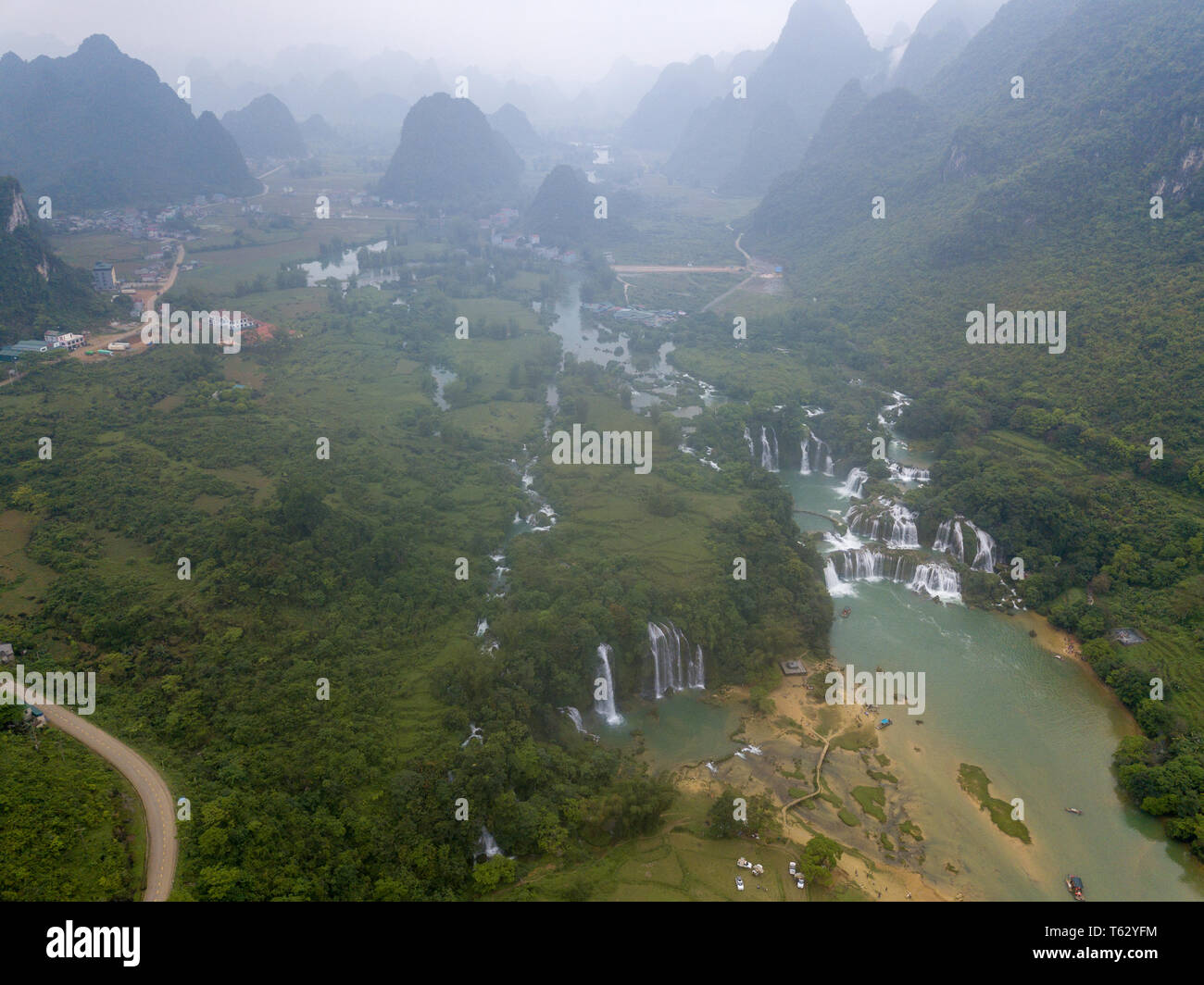 Schönen Wasserfall. Ban Gioc Wasserfälle oder Detian Wasserfall ist ein Sammelbegriff für zwei Wasserfälle in Grenzregionen Cao Bang, Vietnam und Daxin, China Stockfoto