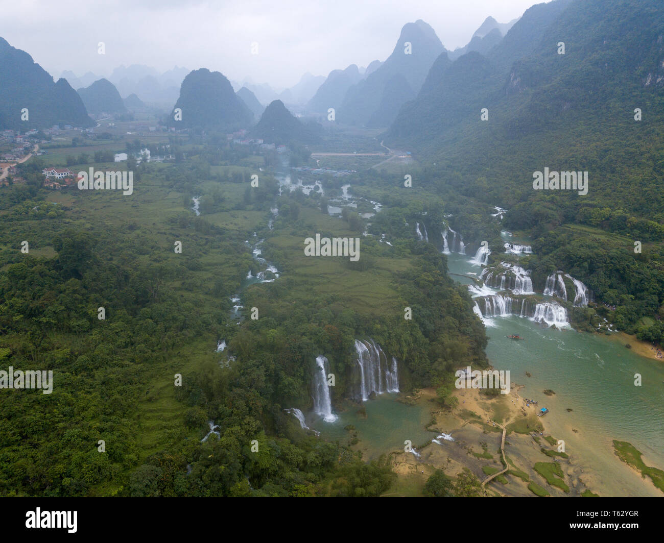 Schönen Wasserfall. Ban Gioc Wasserfälle oder Detian Wasserfall ist der Name von zwei Wasserfälle Sehenswürdigkeit in Grenzregionen Cao Bang, Vietnam und Daxin County, China Stockfoto