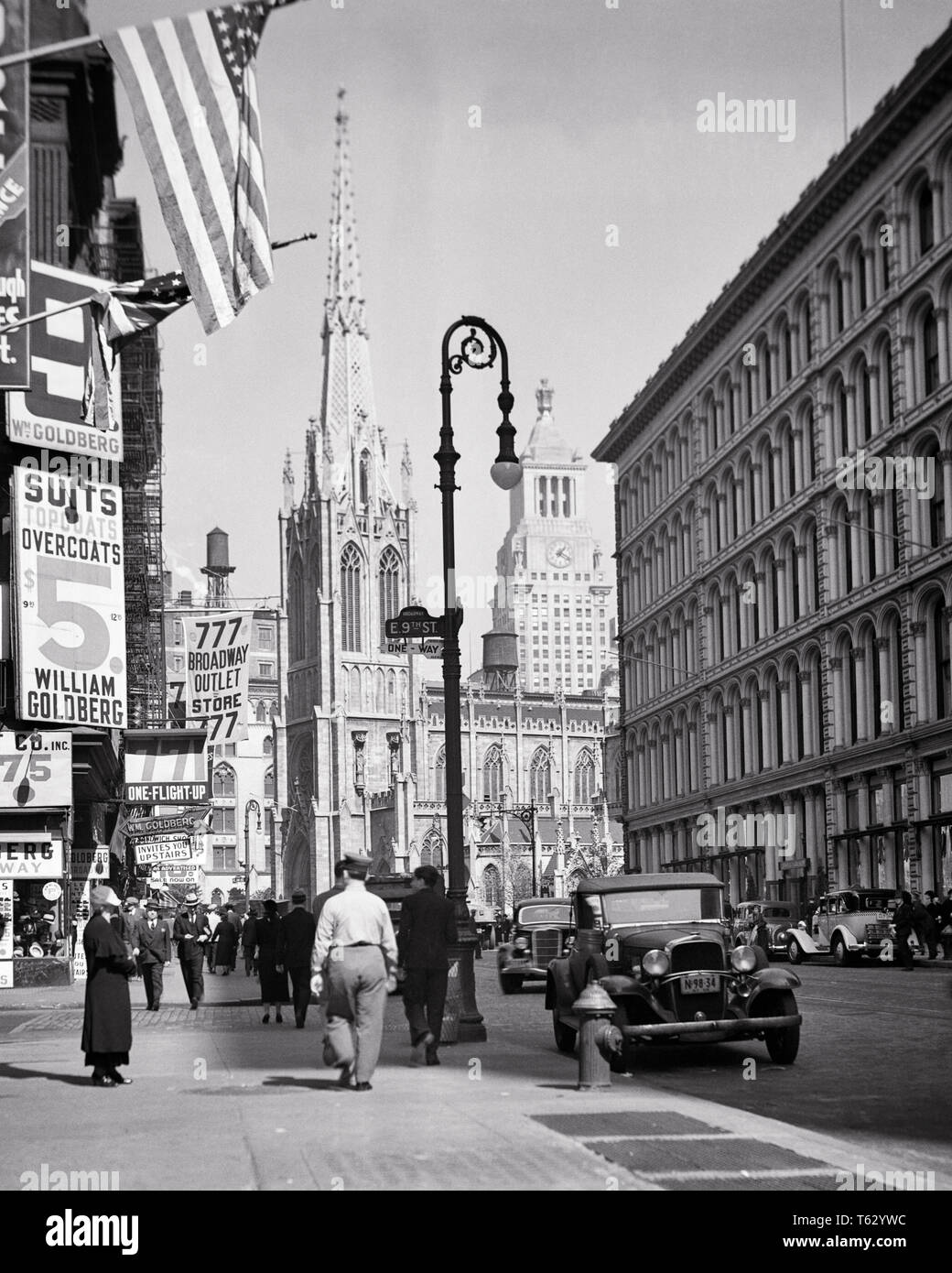 1930 BROADWAY SUCHE UPTOWN von Ost 9 TH STREET ZU GRACE CHURCH WANNAMAKER STORE AUF DER RECHTEN EAST VILLAGE IN NEW YORK CITY USA-q 41670 CPC 001 HARS TRANSPORT B & W AUTOMOBILE AUSSEN ZU NYC KONZEPTIONELLE NEW YORK AUTOMOBILE FAHRZEUGE STÄDTE NEW YORK CITY BROADWAY ROT weiße und blaue Sterne UND STREIFEN STREET SCENE UPTOWN SCHWARZ UND WEISS ALTMODISCHE Stockfoto