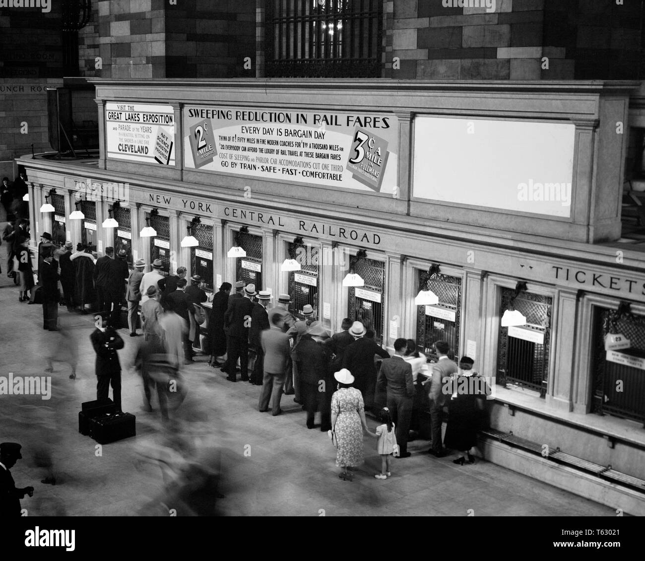 1930er Jahre REISENDE KAUFEN BAHNTICKETS GRAND CENTRAL STATION IN NEW YORK CITY - q 74218 CPC 001 HARS GOTHAM RICHTUNG NYC BEWEGUNGSUNSCHÄRFE STÄDTE NEW YORK GRAND CENTRAL STATION STATIONEN NEW YORK CITY EISENBAHNEN TERMINAL REISENDE BIG APPLE SCHWARZ UND WEISS UNSCHÄRFE DEPOT NEW YORK CENTRAL ALTMODISCHE SCHIENEN RATE Stockfoto