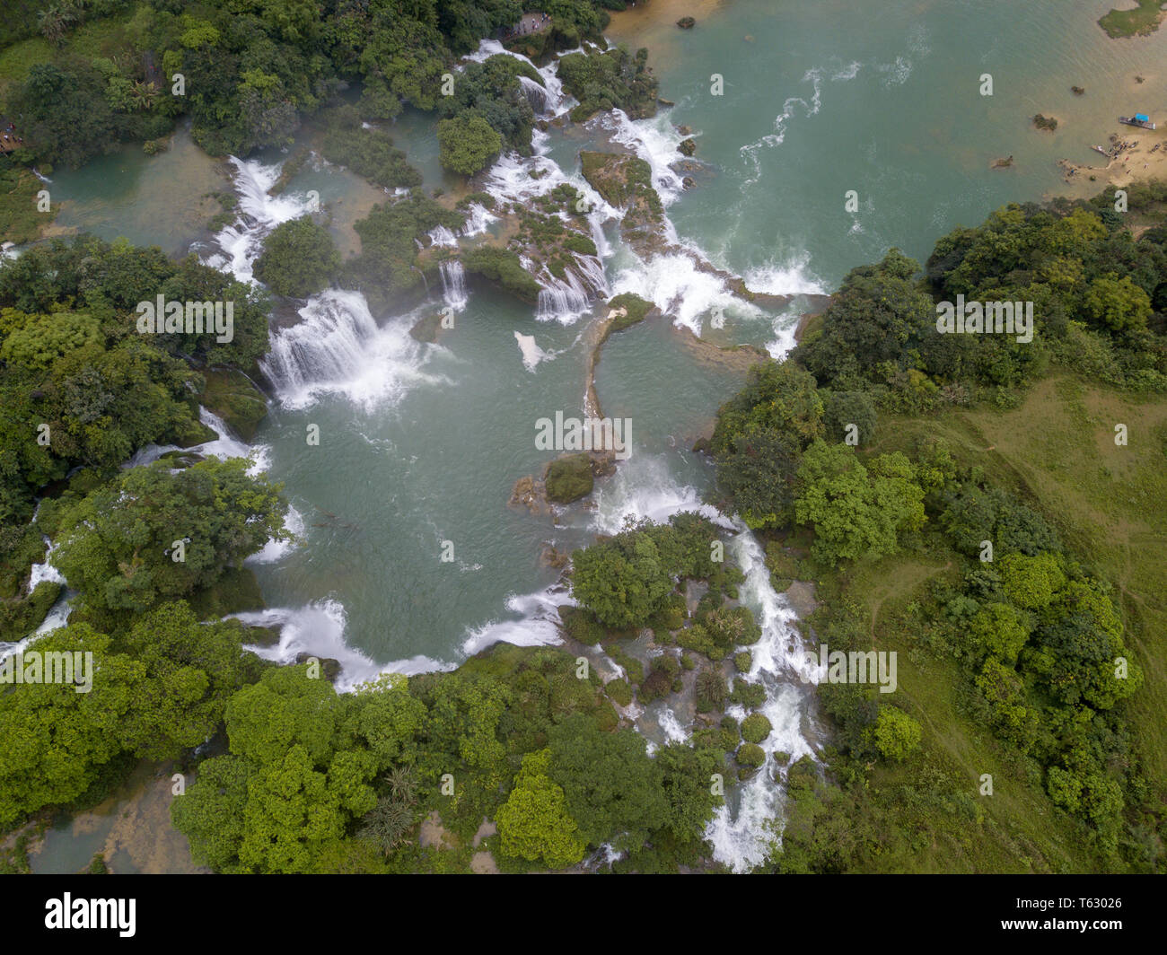 Schönen Wasserfall. Ban Gioc Wasserfälle oder Detian Wasserfall ist der Name von zwei Wasserfälle Sehenswürdigkeit in Grenzregionen Cao Bang, Vietnam und Daxin County, China Stockfoto