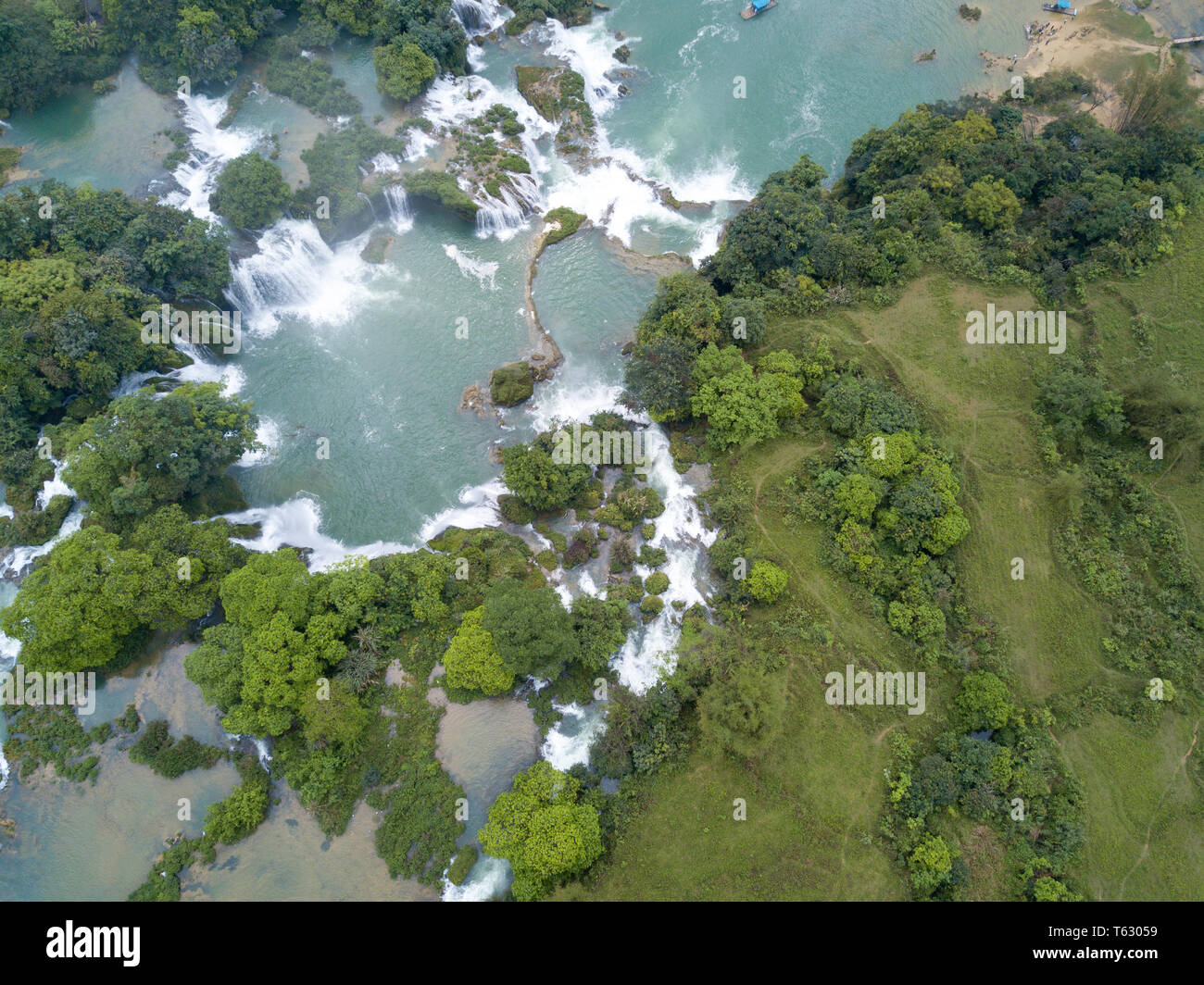 Schönen Wasserfall. Ban Gioc Wasserfälle oder Detian Wasserfall ist der Name von zwei Wasserfälle Sehenswürdigkeit in Grenzregionen Cao Bang, Vietnam und Daxin County, China Stockfoto