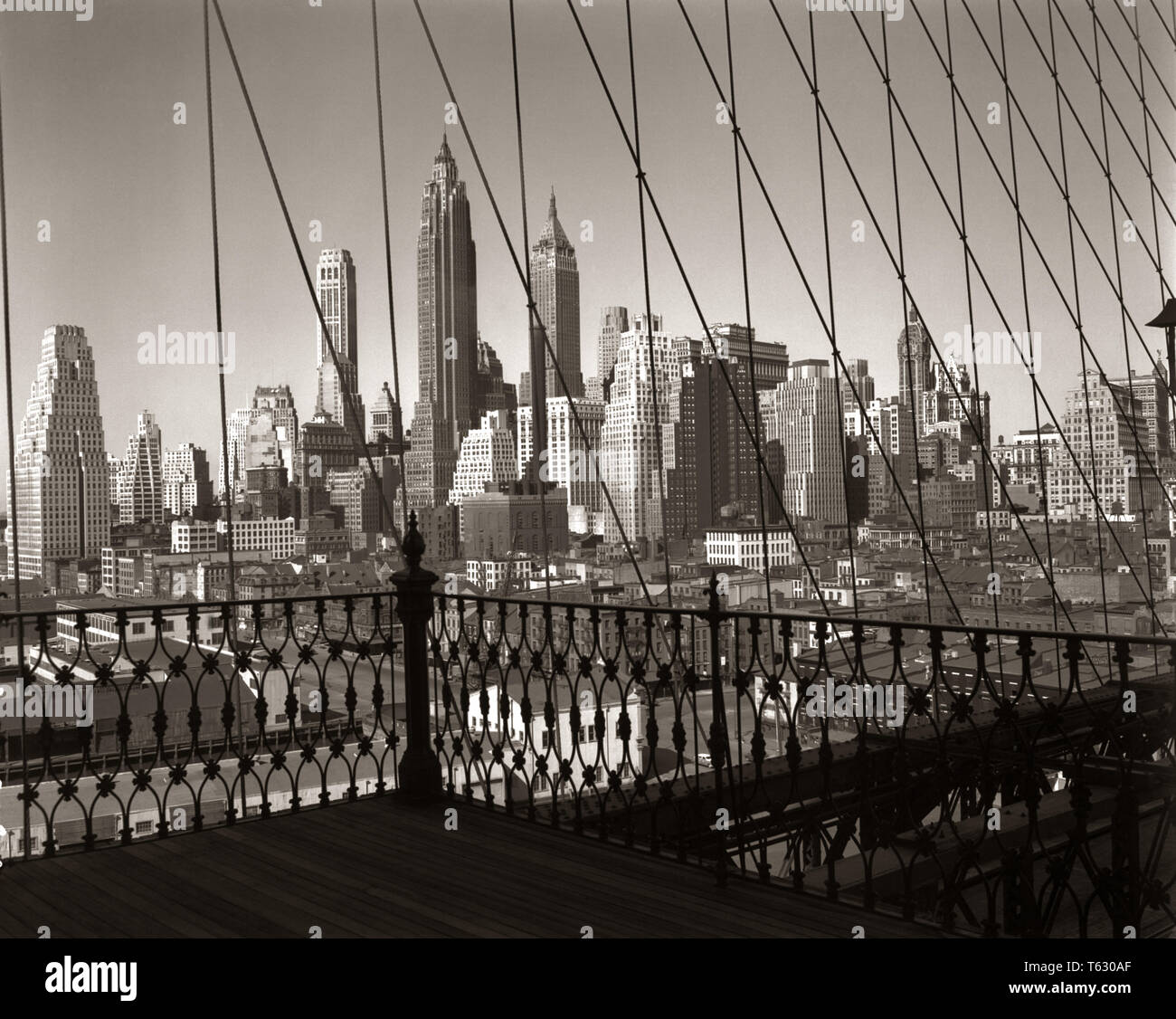 1950 Skyline von Lower Manhattan gesehen THRU KABEL VON BROOKLYN BRIDGE NEW YORK CITY NY USA-r 823 RCH001 HARS WOLKENKRATZER SUSPENSION Stockfoto
