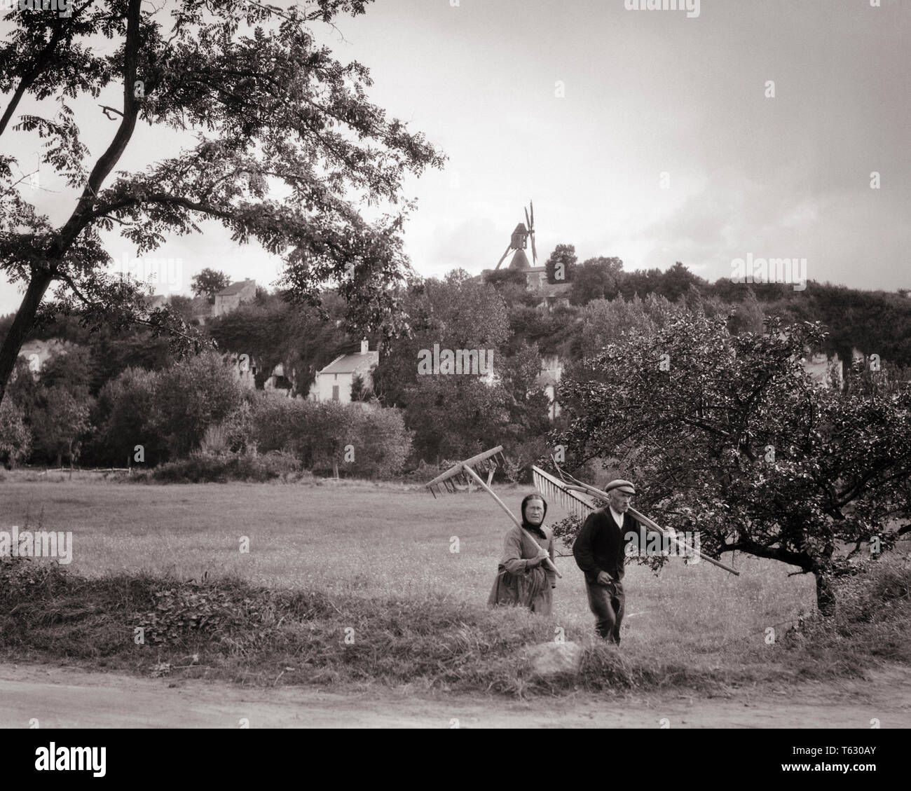 1920er bildhaften Landschaft anonyme ÄLTERER BAUER UND FRAU ZU FUSS ZUSAMMEN MIT RECHEN MÜHLE CHINON LOIRE Frankreich - r994 HAR 001 HARS ÄLTERE FRAUEN VERHEIRATET LÄNDLICHEN EHEPARTNER EHEMÄNNER LEBEN ZU HAUSE KOPIEREN RAUM MIT HALBER LÄNGE DAMEN PERSONEN MÄNNER ÄLTERER Mann älterer Erwachsener LANDWIRTSCHAFT B&W PARTNER SENIOR FRAU OLDSTERS ALTE BERUFE UND ÄLTESTEN ANONYME CHINON BAUER BILDLICHE ZWEISAMKEIT MÜHLE WEIBER SCHWARZE UND WEISSE KAUKASISCHEN ETHNIE HAR 001 ALTMODISCHE RECHEN Stockfoto