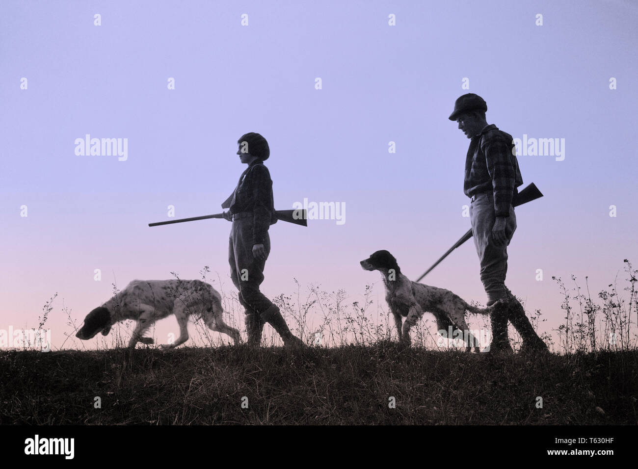 1920er Jahre 1930er Jahre Anonyme Silhouette Mann Und Frau Jager Die Waffen Mit Jeweils Einem Jagdhund
