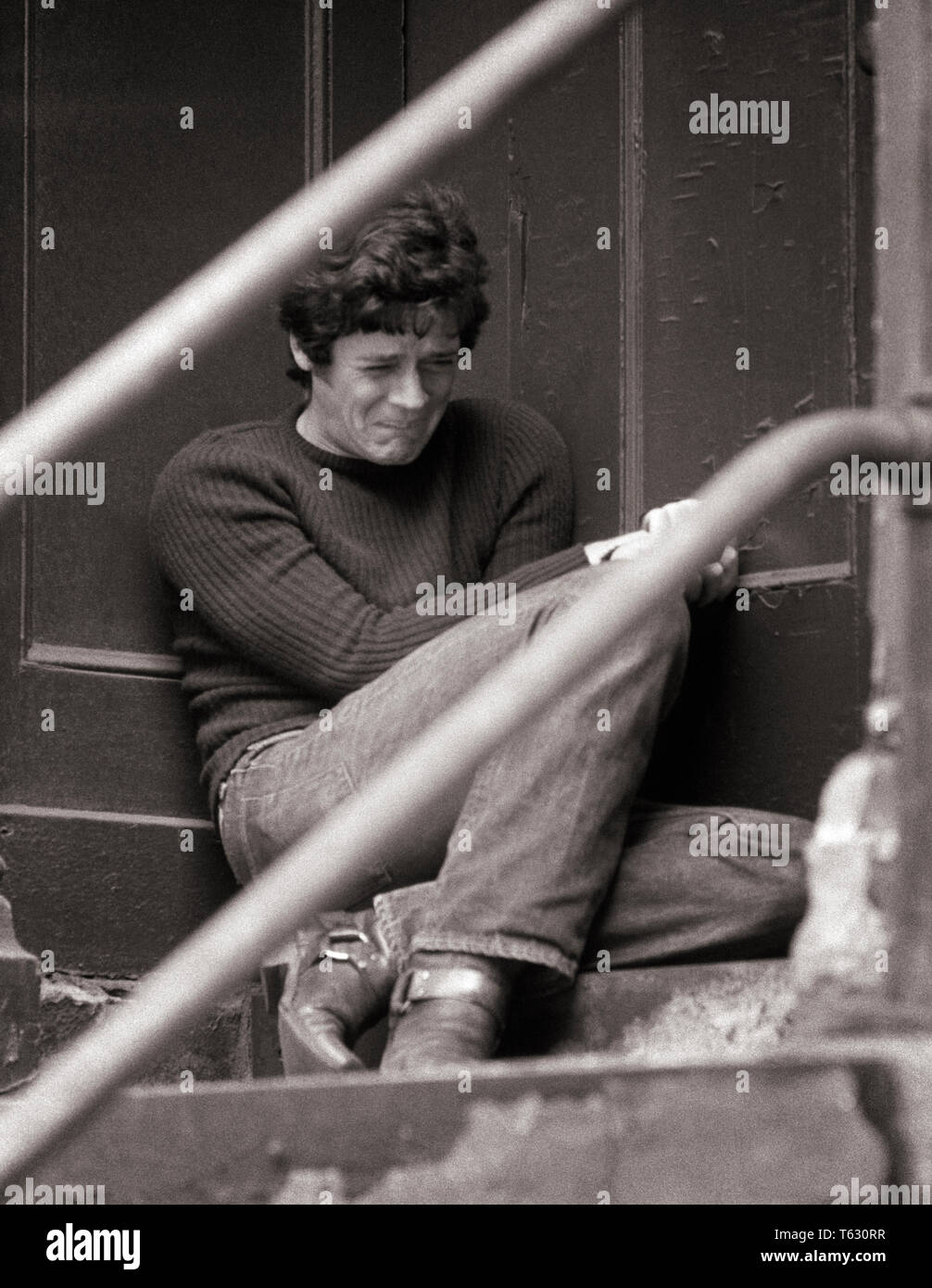 1970 s EMOTIONALE GEDRÜCKT junge Mann sitzt auf Gebäude STOOP SCHREIEN VAGRANT DROGENABHÄNGIGER verlorene Seele-v 268 HAR 001 HARS NERVÖS MEDIKAMENT B&W TRAURIGKEIT ANGST SUCHT WEINEND OBDACHLOSE NIEDRIGEN WINKEL VERZWEIFLUNG BAWLING STIMMUNG DER PSYCHISCHEN GESUNDHEIT SCHLUCHZEN KONZEPTIONELLE AUFGEGEBENEN BETÄUBUNGSMITTEL Herabneigung machte-und-heraus SKID ROW SPANNUNG SÜCHTIGER EMOTIONALE GEWOHNHEIT JUNKIE MISERABEL BENUTZER VAGRANT junger erwachsener Mann SCHWARZ UND WEISS BUM KAUKASISCHEN ETHNIE ABHÄNGIGKEIT HAR 001 GEISTESKRANKHEIT ALTMODISCHE SEELE Stockfoto