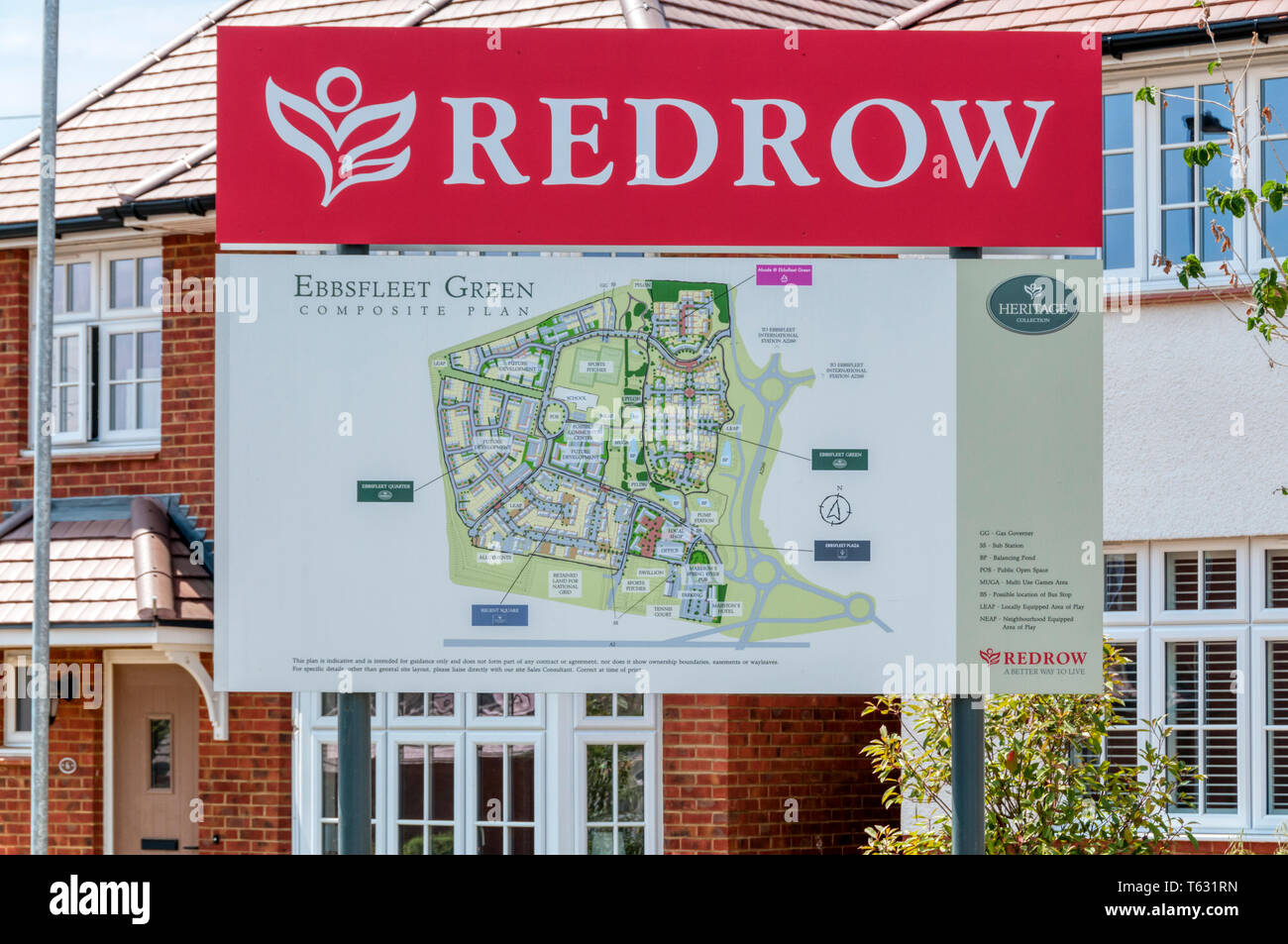 Ein Schild zeigt eine Karte des Redrow Gehäuse Entwicklung bei Ebbsfleet Grün, Teil von ebbsfleet Garden City in Kent. Stockfoto