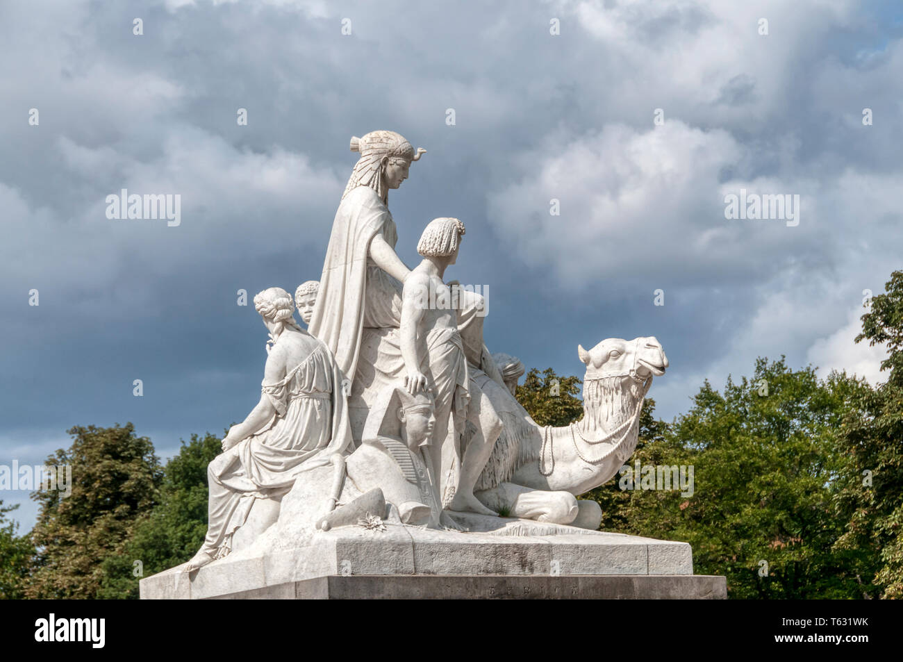 Skulpturen an der Ecke des Albert Memorial, Afrika, einschließlich ein Pharao und ein Kamel. Stockfoto