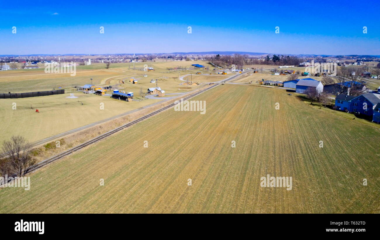 Luftaufnahme von Amish Ackerland durch Rail Road Tracks Stockfoto