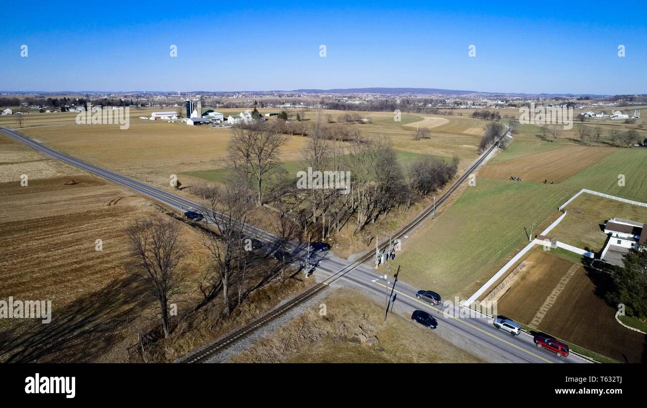 Luftaufnahme von Amish Ackerland durch Rail Road Tracks Stockfoto