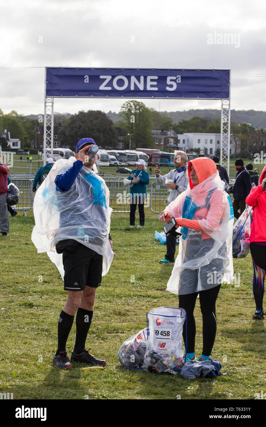 2019 Virgin Money London Marathon, über 40.000 Läufer nahmen an den Marathon in London an diesem Wochenende ab Greenwich Fertigung auf Pall Mall. Stockfoto